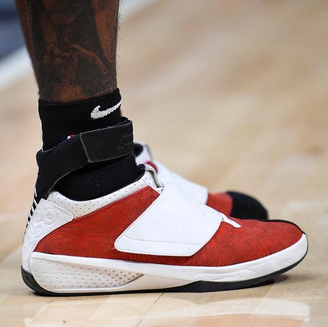 星空体育- Ning在独行侠比赛中持续失利，败北引发热议！全场沸腾不已